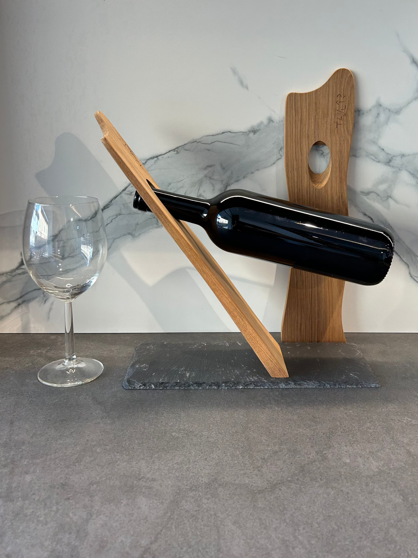 Teak & Wine - hold wine