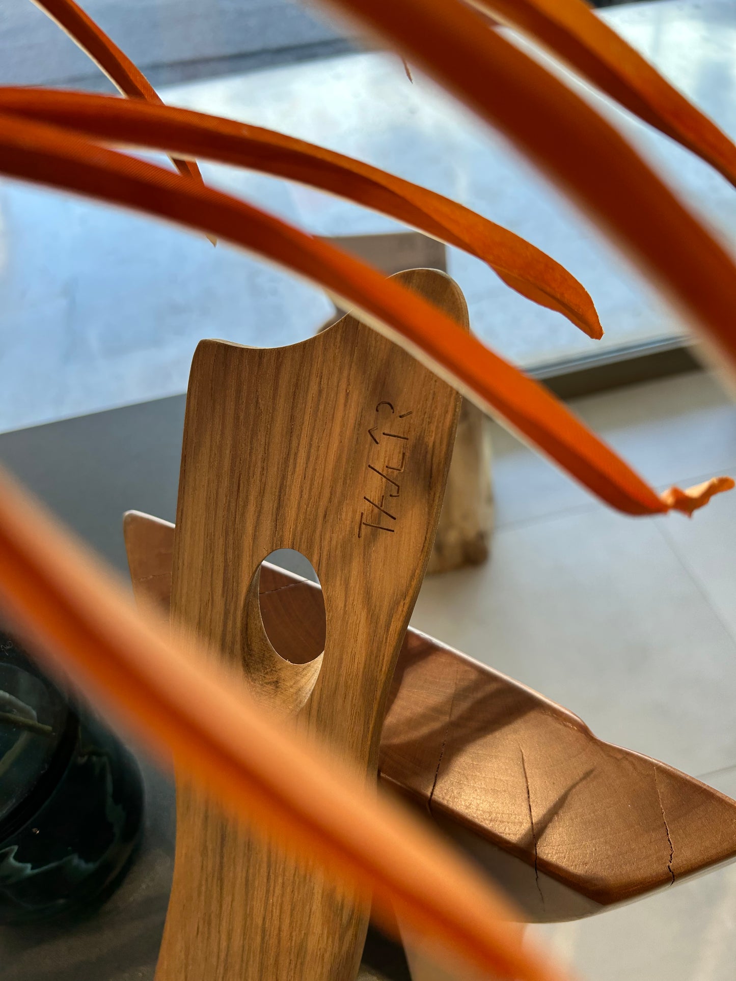 Teak & Wine - hold wine