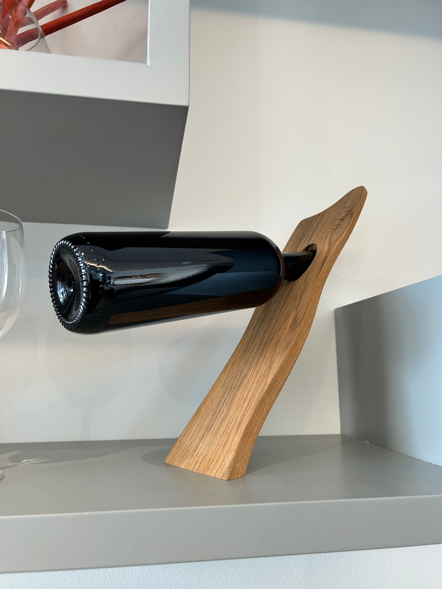 Teak & Wine - hold wine