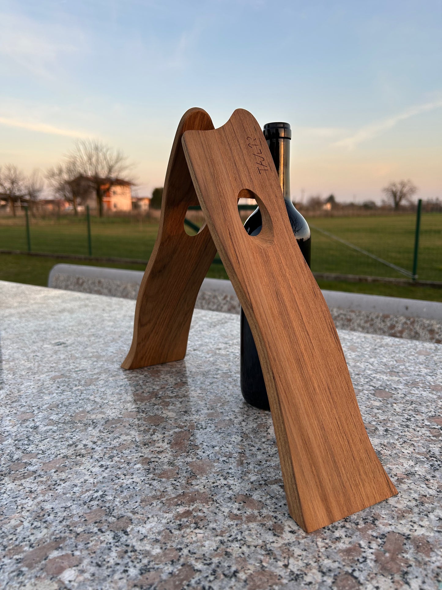 Teak & Wine - hold wine