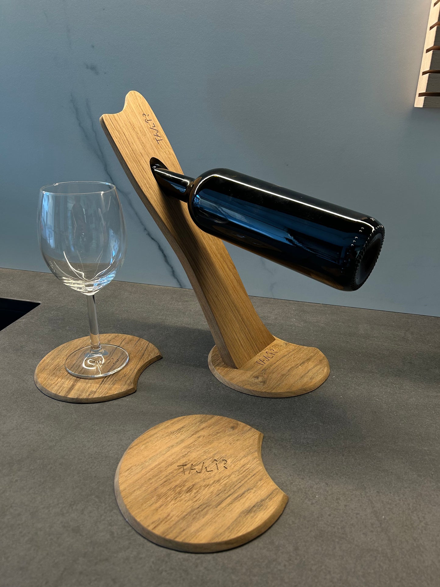 Teak & Wine - hold wine